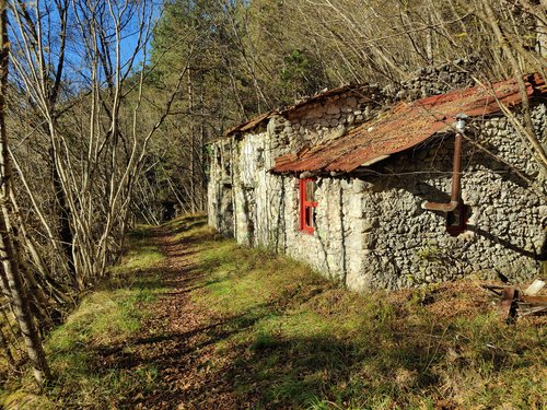 Stavoli lungo il sentiero.jpg