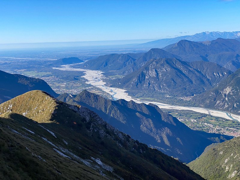 Panorama dal percorso botanico del Plauris.jpg